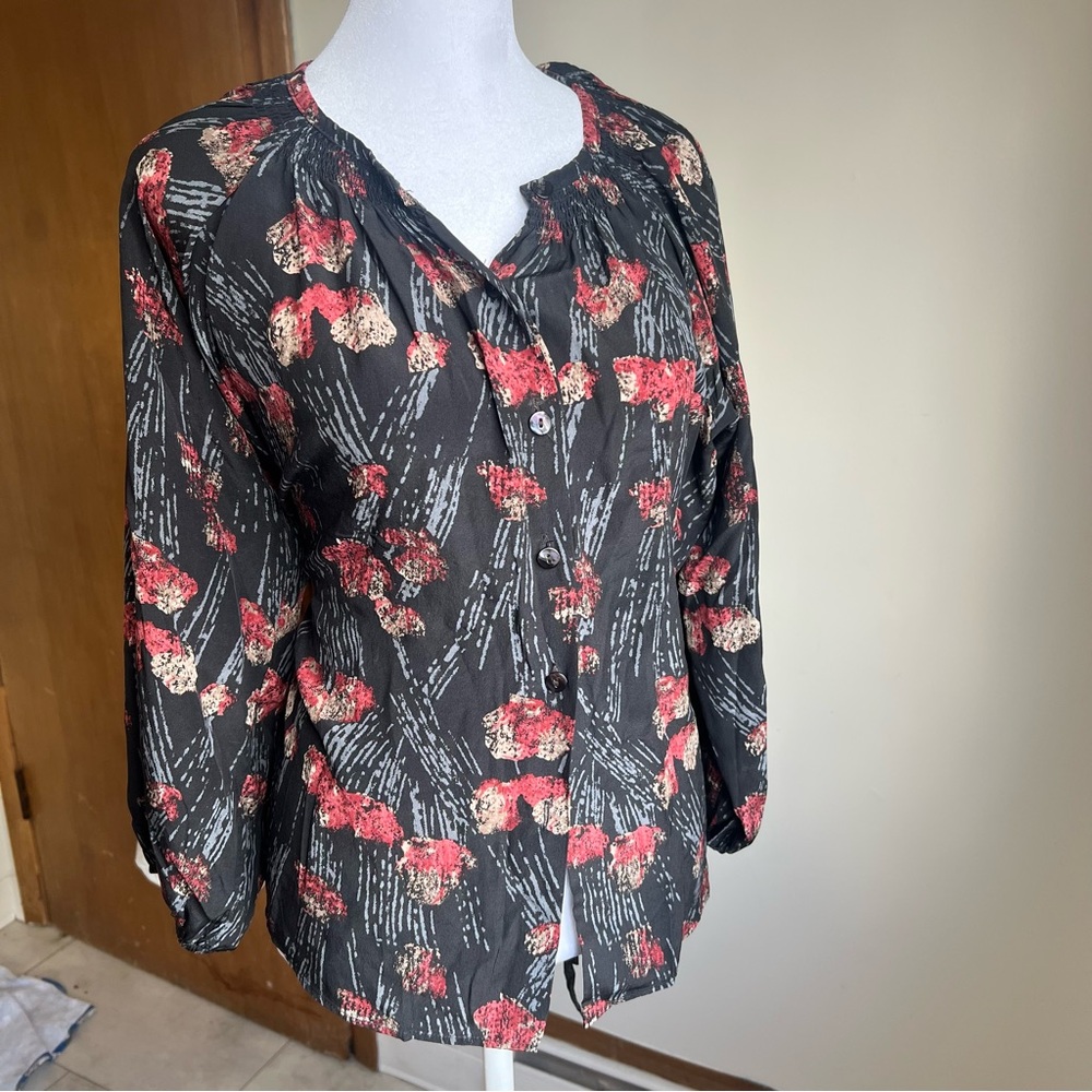 Tucker Black and Red Floral 100% silk Blouse size P ballon 3/4 sleeves‎